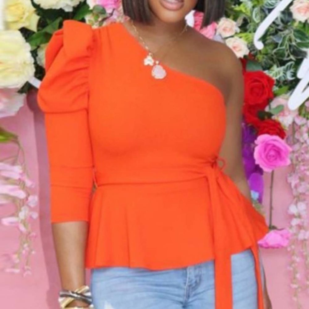 ONE SLEEVE, RUFFLED HEM TOP W/BELT
